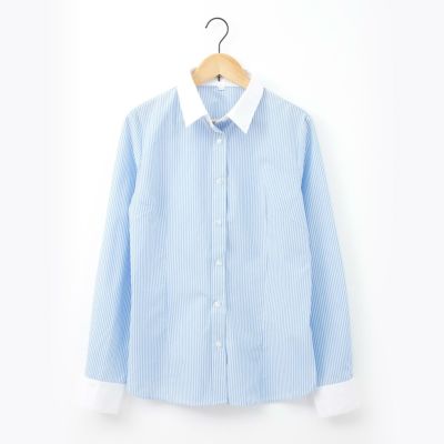 白襟と白カフス付きの淡いブルーの細ストライプ長袖シャツをハンガーに掛けた商品画像