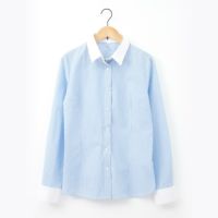 白襟と白カフス付きの淡いブルーの細ストライプ長袖シャツをハンガーに掛けた商品画像